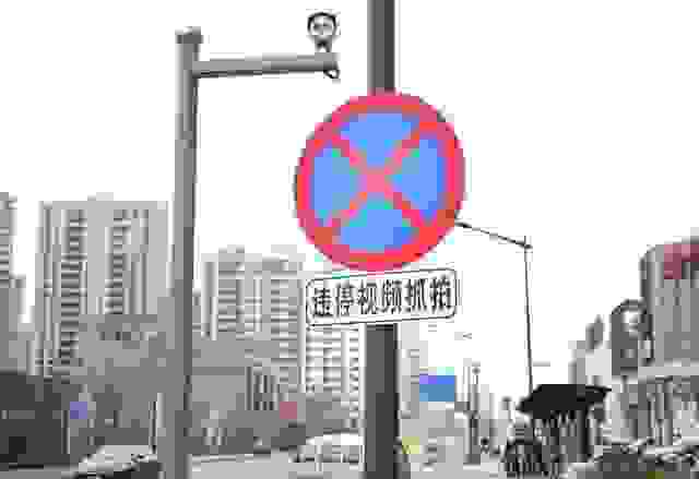 请朋友吃饭，朋友停车被贴条，被罚了1000（深圳），朋友非要我掏这个钱，合理吗？