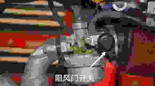 小型汽油机为什么要关风门才拉得燃而汽车不用？