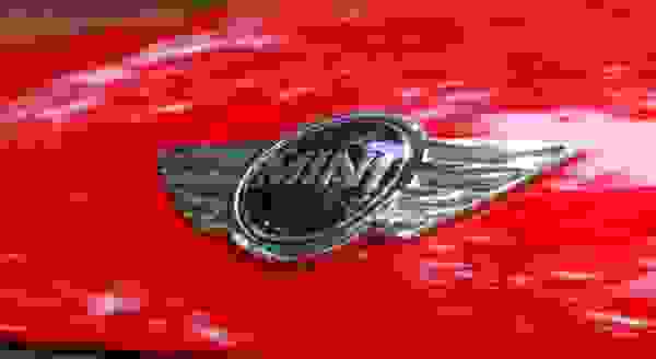 【老鹰展翅车标是什么车 类似鹰一样的标志的车】图2