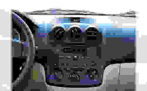 汽车减速的情况下离合跟刹车应当先踩哪一个？