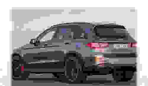 半坡起步先放手刹还是先放刹车？